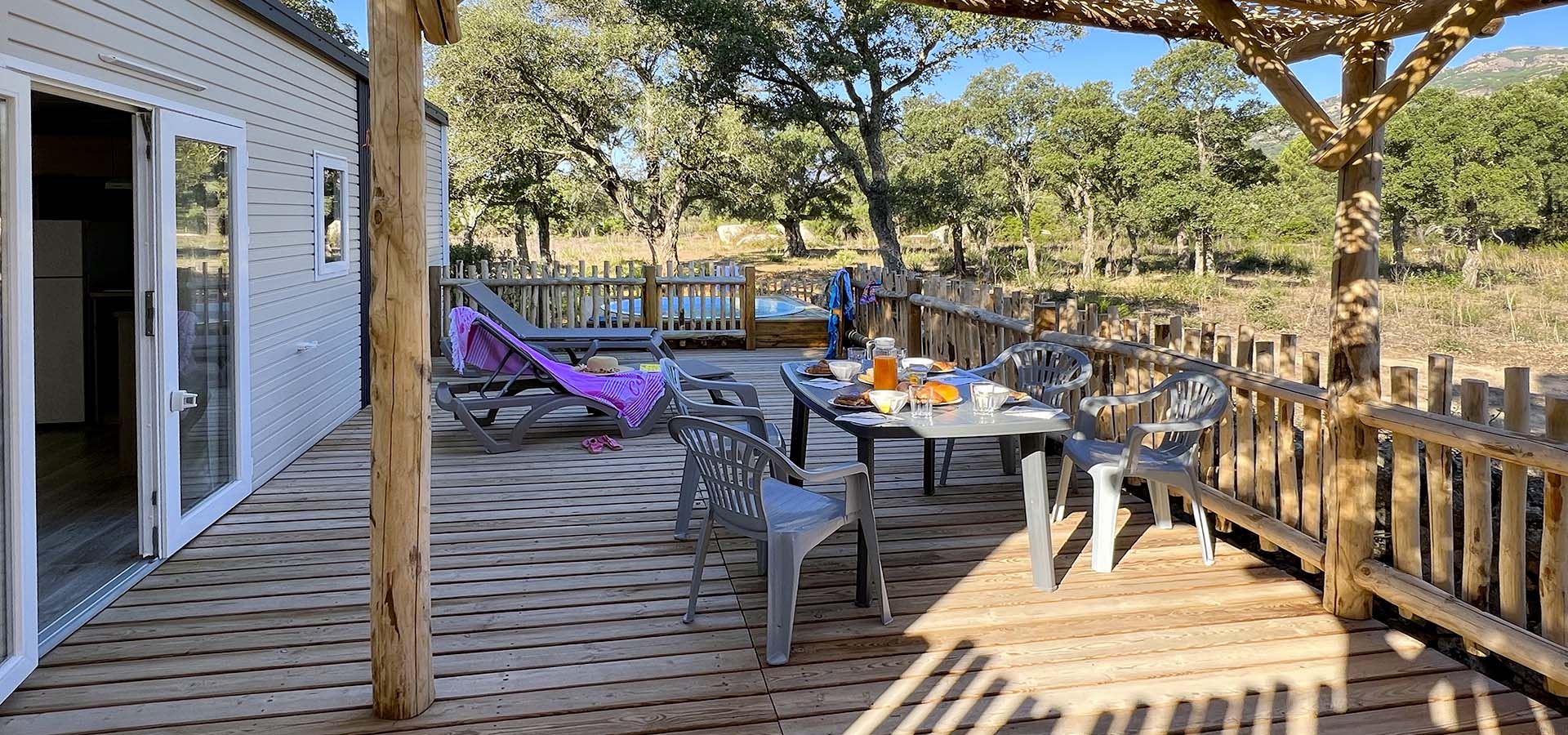 Camping porto vecchio bungalow 600 terrasse petit dejeuner bain detente
